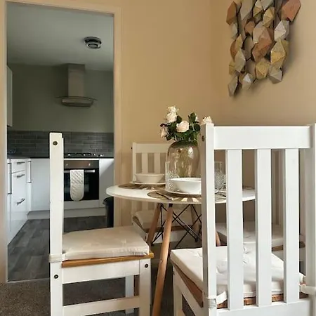 Stylish 2 Bedrooms Flat In A Quiet Cul-de-sac Area, Near Centre With Free Parking *