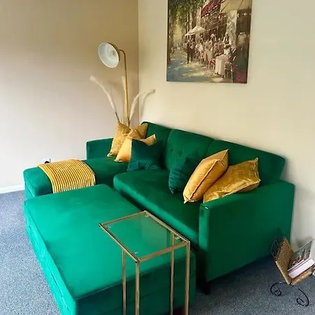 Stylish 2 Bedrooms Flat In A Quiet Cul-de-sac Area, Near Centre With Free Parking Apartment