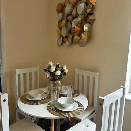 Stylish 2 Bedrooms Flat In A Quiet Cul-de-sac Area, Near Centre With Free Parking Apartment