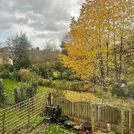 Apartment Stylish 2 Bedrooms Flat In A Quiet Cul-de-sac Area, Near Centre With Free Parking