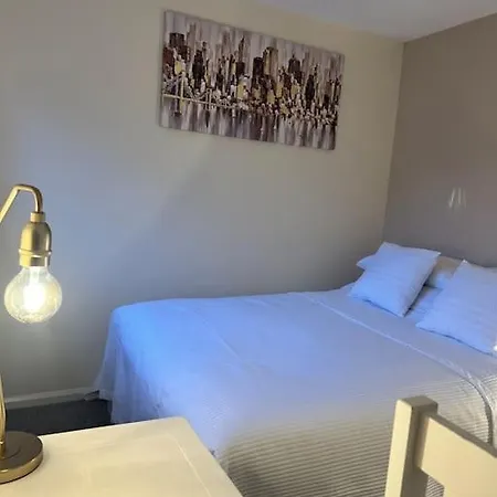 Stylish 2 Bedrooms Flat In A Quiet Cul-de-sac Area, Near Centre With Free Parking Apartment