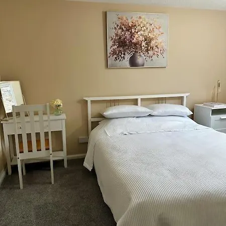 Stylish 2 Bedrooms Flat In A Quiet Cul-de-sac Area, Near Centre With Free Parking *