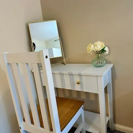 Stylish 2 Bedrooms Flat In A Quiet Cul-de-sac Area, Near Centre With Free Parking Apartment