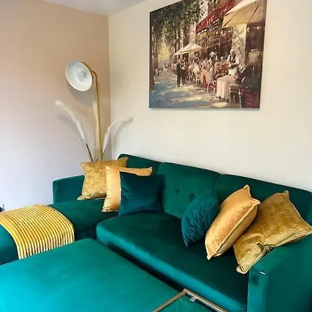 Stylish 2 Bedrooms Flat In A Quiet Cul-de-sac Area, Near Centre With Free Parking *