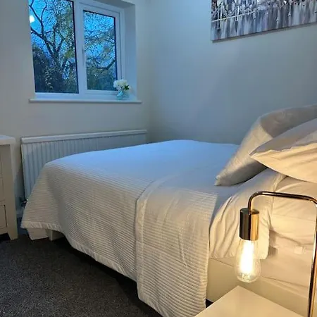 Stylish 2 Bedrooms Flat In A Quiet Cul-de-sac Area, Near Centre With Free Parking Apartment