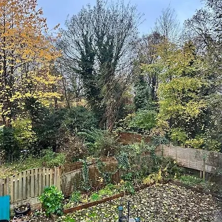 Stylish 2 Bedrooms Flat In A Quiet Cul-de-sac Area, Near Centre With Free Parking *