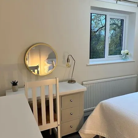 Apartment Stylish 2 Bedrooms Flat In A Quiet Cul-de-sac Area, Near Centre With Free Parking *