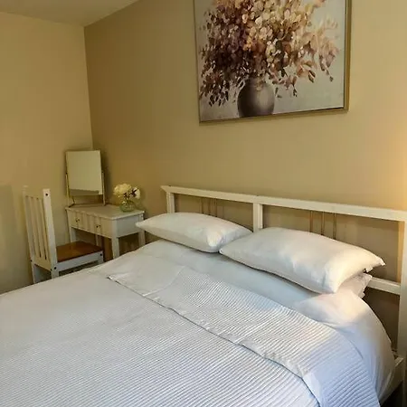 Stylish 2 Bedrooms Flat In A Quiet Cul-de-sac Area, Near Centre With Free Parking