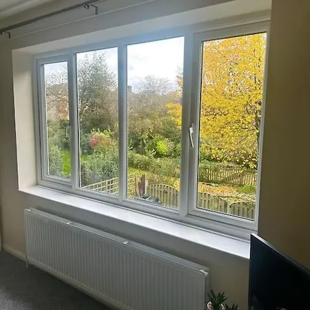 Stylish 2 Bedrooms Flat In A Quiet Cul-de-sac Area, Near Centre With Free Parking Apartment *